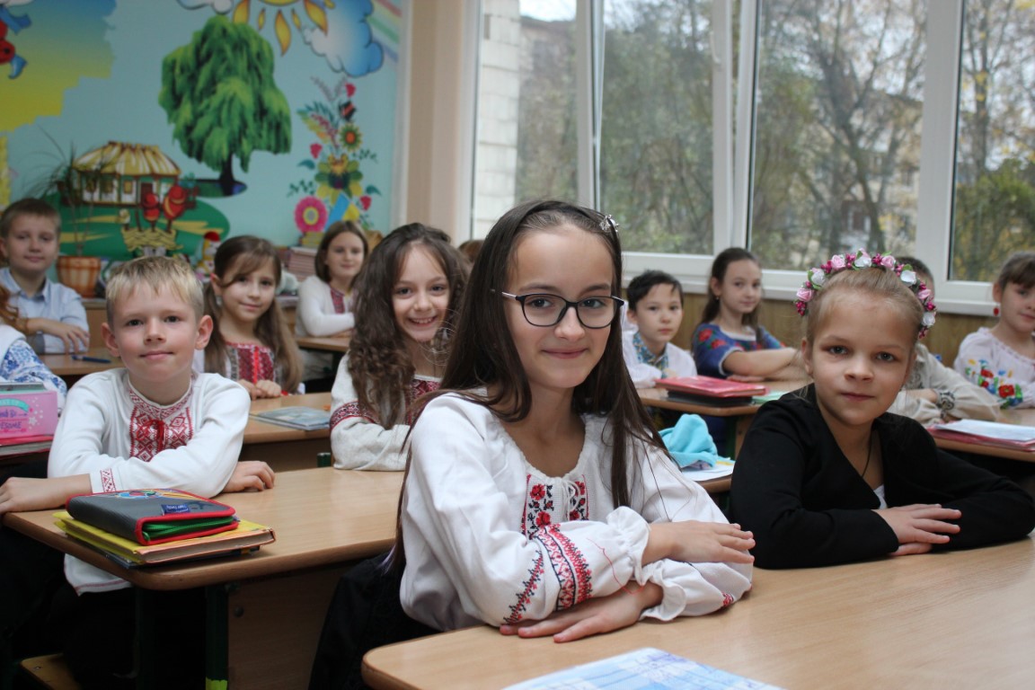 Учні у вишиванках за партами