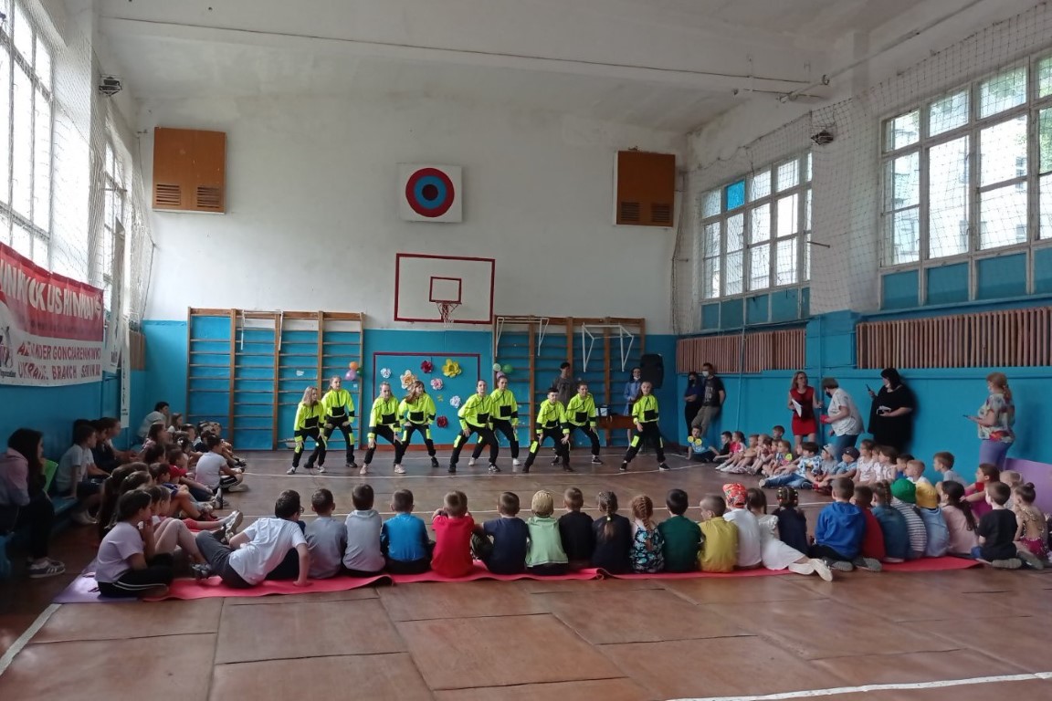 Танцювальний виступ у спортзалі