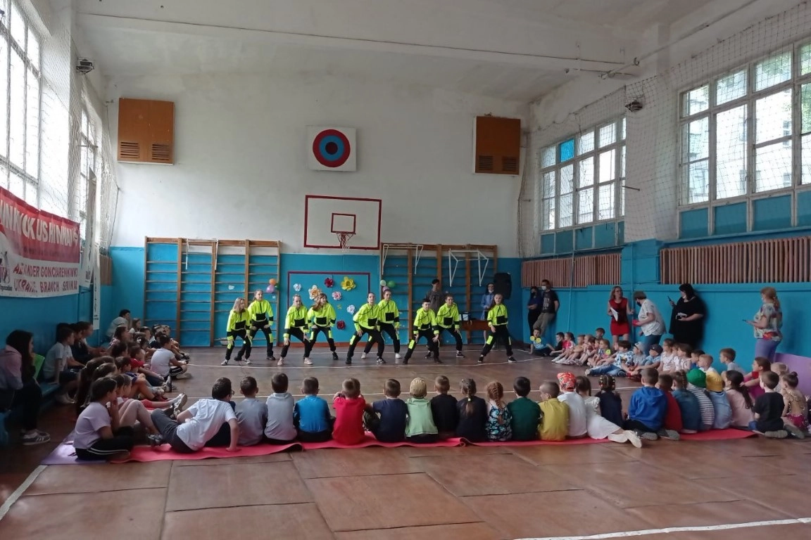 Танцювальний виступ у спортзалі